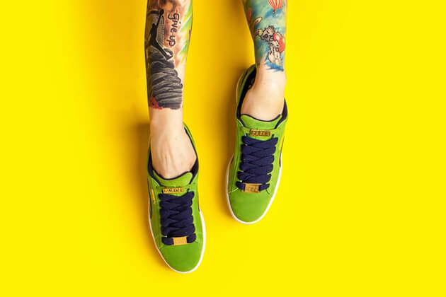 黄色い床に黄緑色の靴