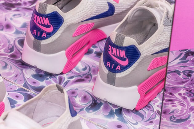ピンク、紫、灰色、白のかわいらしいナイキの靴