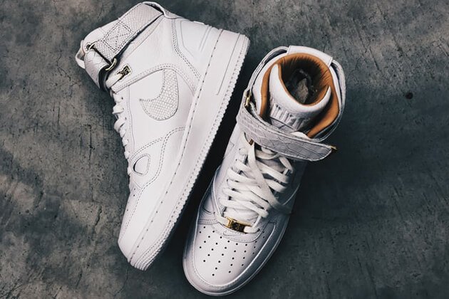 ガッチリとした白いナイキの靴