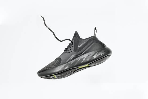 白い背景に灰色のナイキの靴