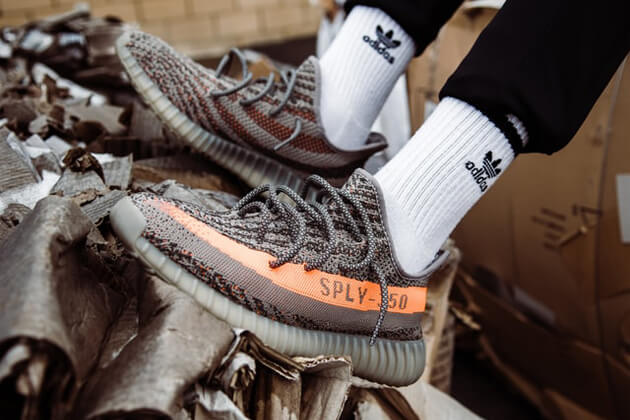 アディダスの白い靴下と茶色い靴