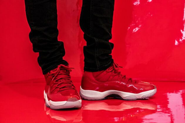 赤い床に赤い靴黒い脚