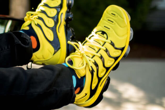 黄色い靴の中にトラみたいな黒の線