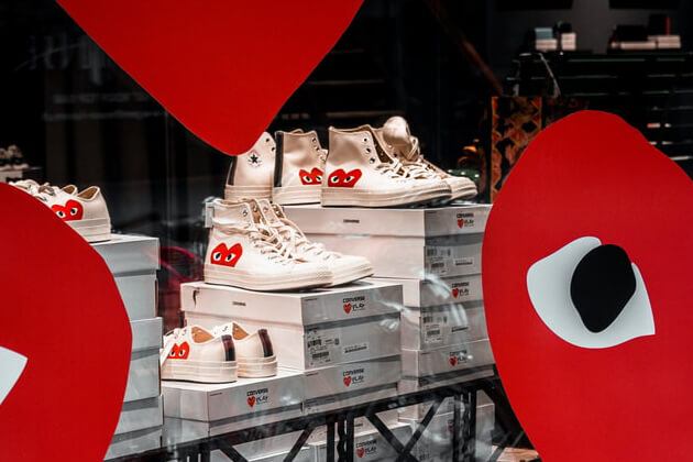 ハートの中に目が二つのキャラクターが靴を見ている