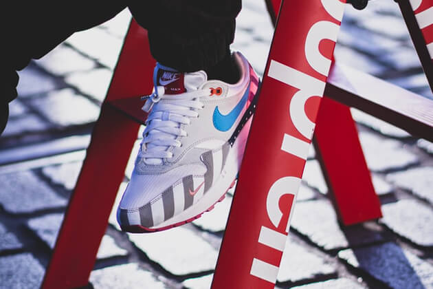 ナイキの白い靴チェックが水色